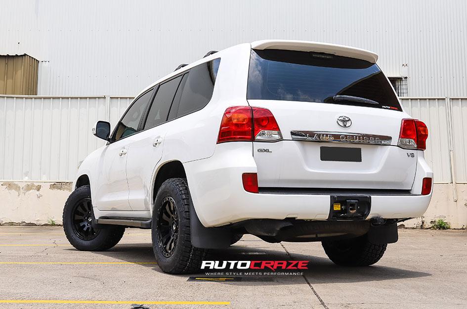 TOYOTA LANDCRUSIER TACTIC MATTE BLACK